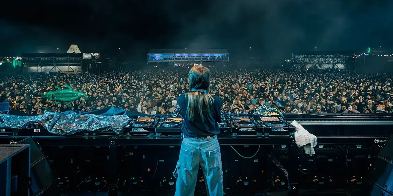 DJka na scenie, tłum ludzi na festiwalu techno Polska, unoszący się zielony aligator.