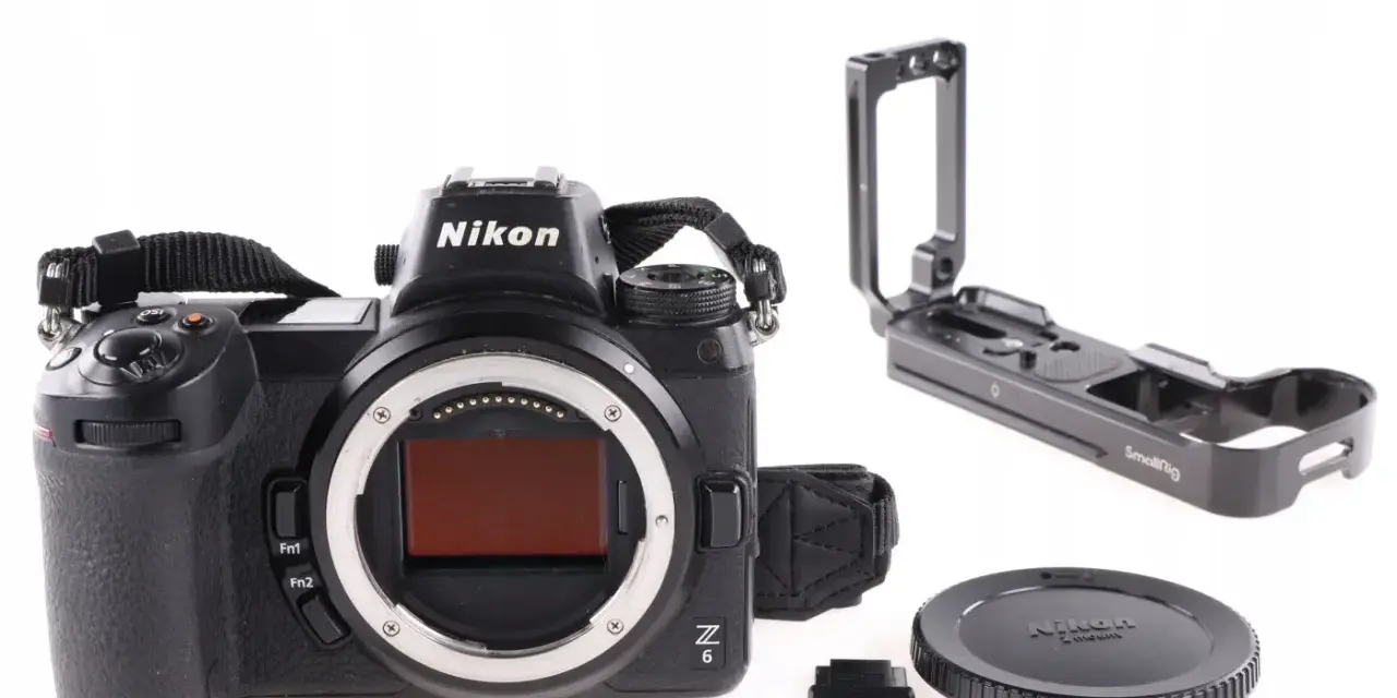 Nikon Z6, czyli co to lustrzanka, z uchwytem SmallRig i dekielkiem.