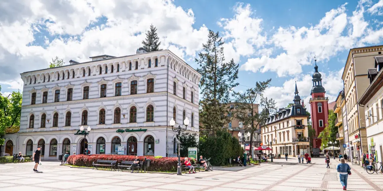 Rynek w Cieplicach Zdroju, z piękną architekturą i placem pełnym życia, to główne atrakcje tego uzdrowiska.