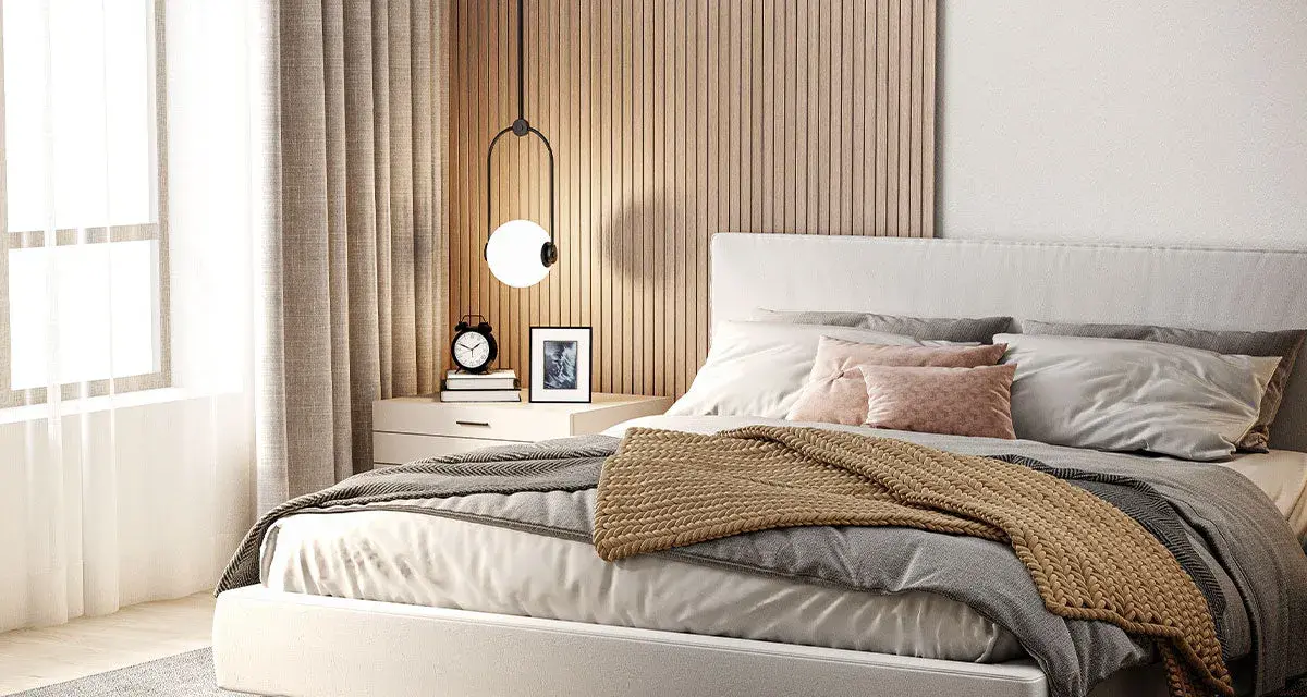 Moderna parete dietro letto matrimoniale con listelli in legno. Idee per un design accogliente.