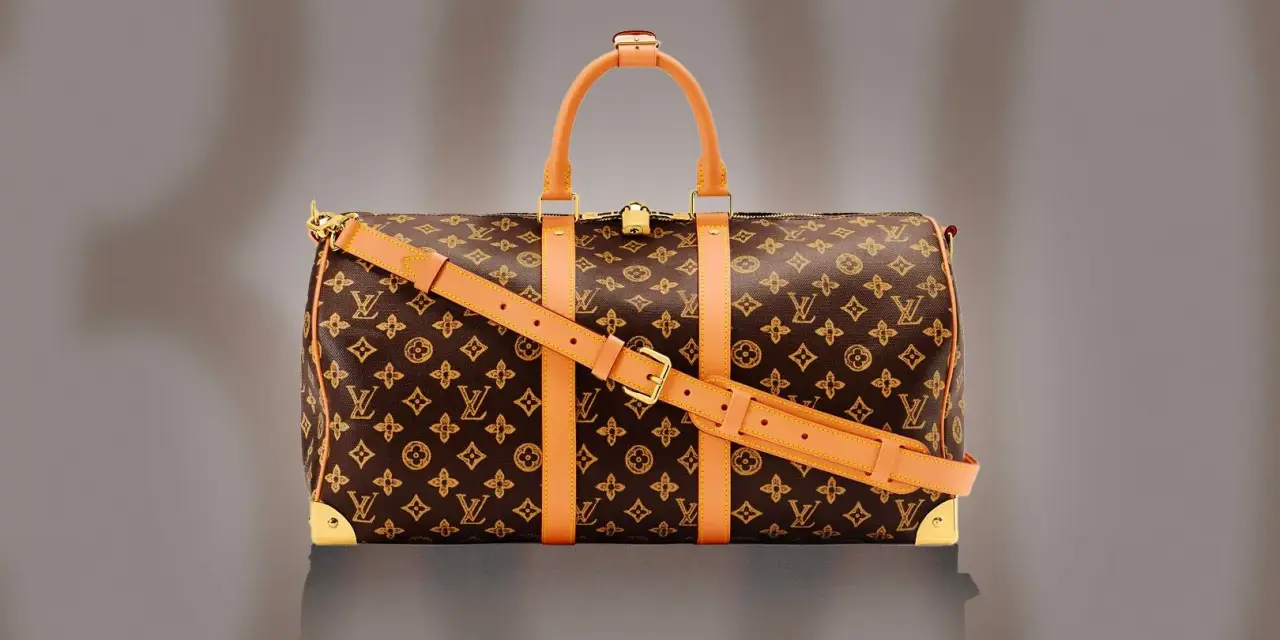 Borsa Louis Vuitton monogram marrone con dettagli in pelle color cuoio. Un classico dal louis vuitton anno di fondazione, perfetto per viaggiare con stile.
