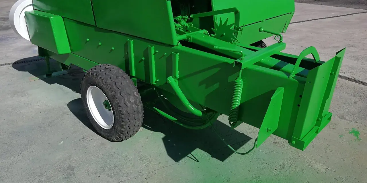 Zielona prasa zwijająca, produkt agtech, gotowa do pracy na polu.