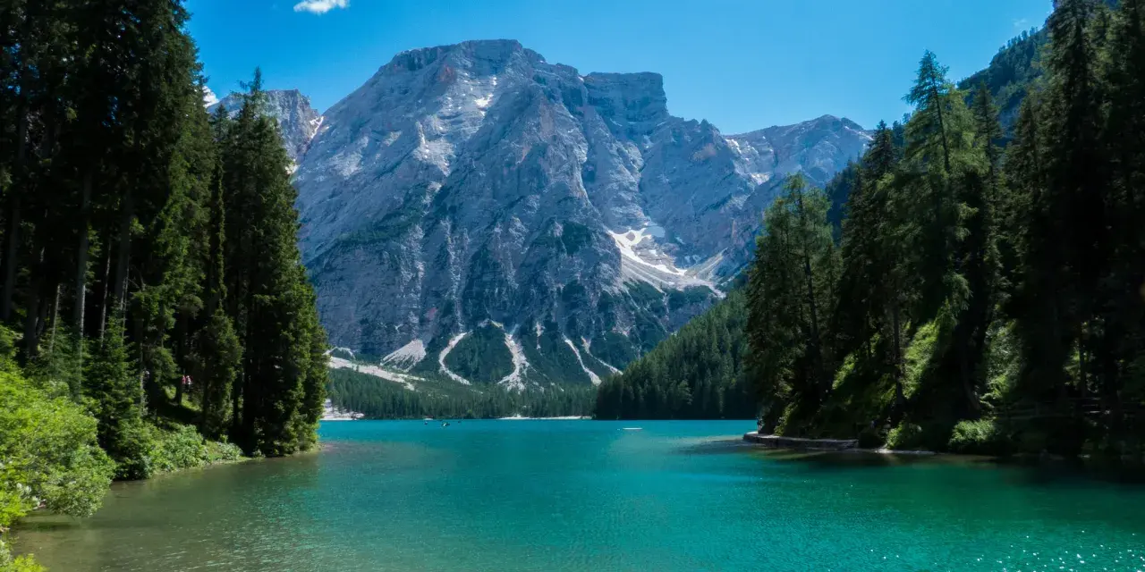 Laghi Trentino: acque turchesi e montagne imponenti incorniciati da fitti boschi di conifere.