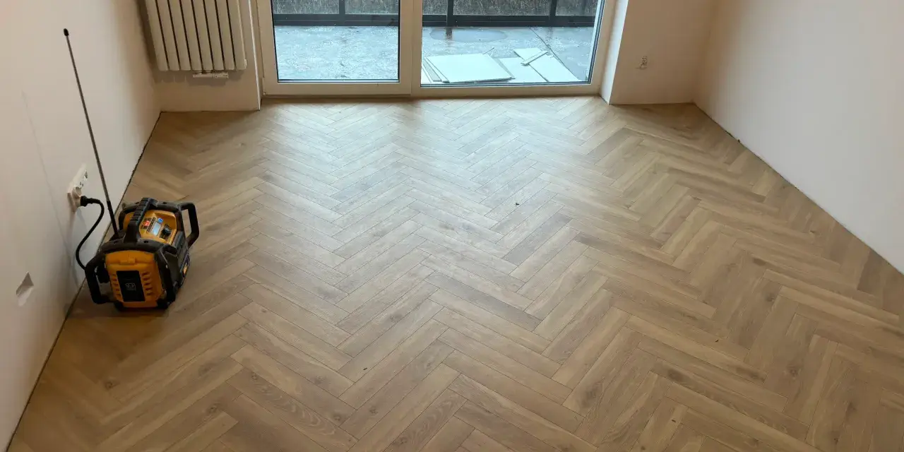 Nowe panele w jodełkę tworzą elegancką podłogę. Sprawdź, jaka jest układanie paneli w jodełkę cena i odmień swoje wnętrze!