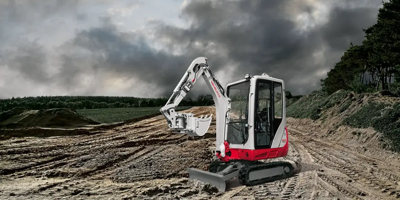 Mini koparka Takeuchi TB216 na budowie, gotowa do pracy. Sprawdź Takeuchi TB216 dane techniczne.