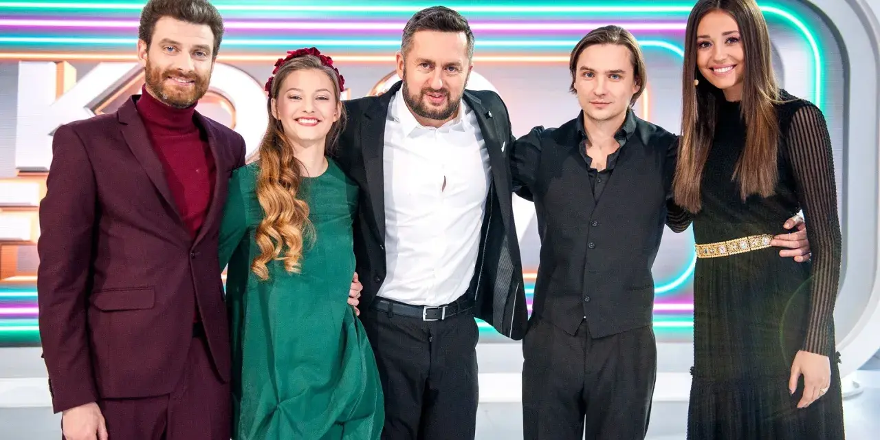 Pięć osób na scenie, w tym młoda dziewczyna w zielonej sukience. Chcesz wiedzieć, koło fortuny jak się zgłosić?
