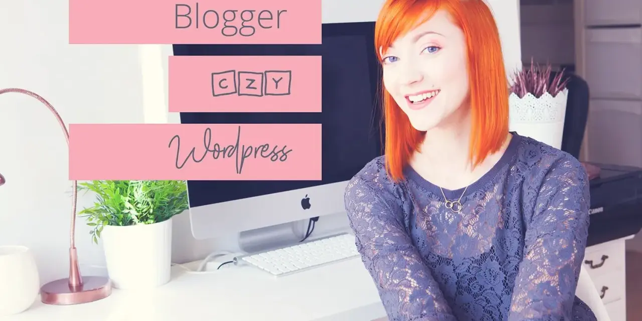 Uśmiechnięta rudowłosa kobieta siedzi przy biurku z komputerem, na którym widnieją napisy "Blogger" i "Wordpress".