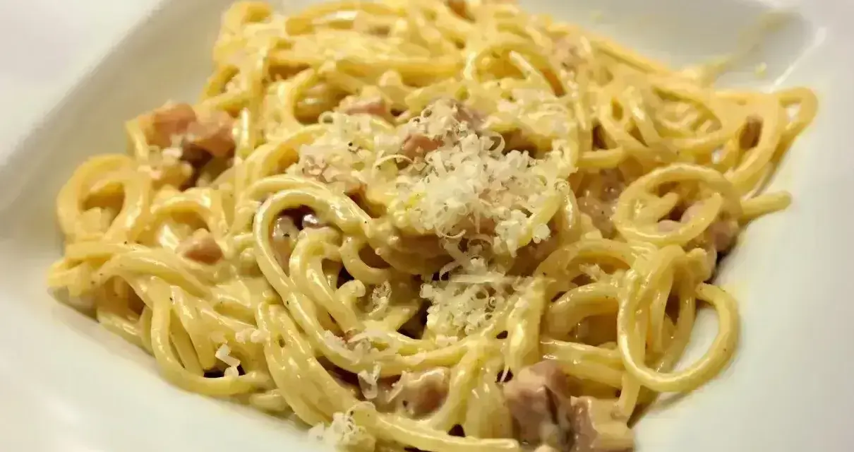 Pyszne spaghetti carbonara z chrupiącym boczkiem, kremowym sosem i parmezanem. Idealne danie dla miłośników włoskiej kuchni.