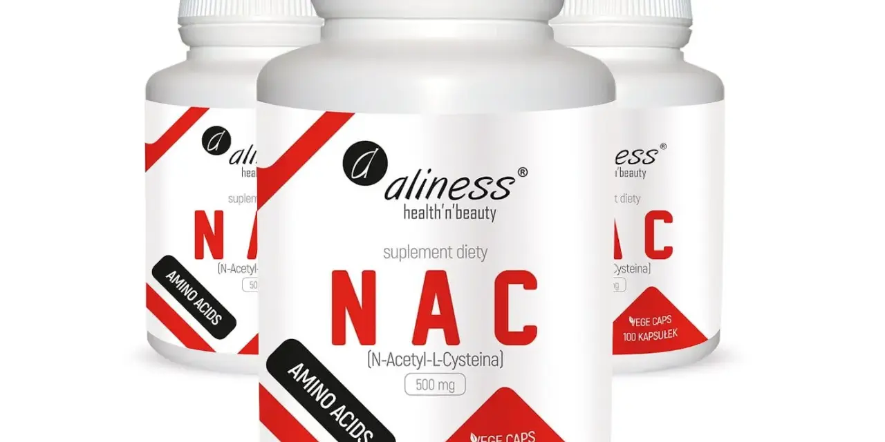 Trzy białe opakowania suplementu diety Aliness NAC (N-Acetyl-L-Cysteina) 500 mg, zawierające cysteinę.