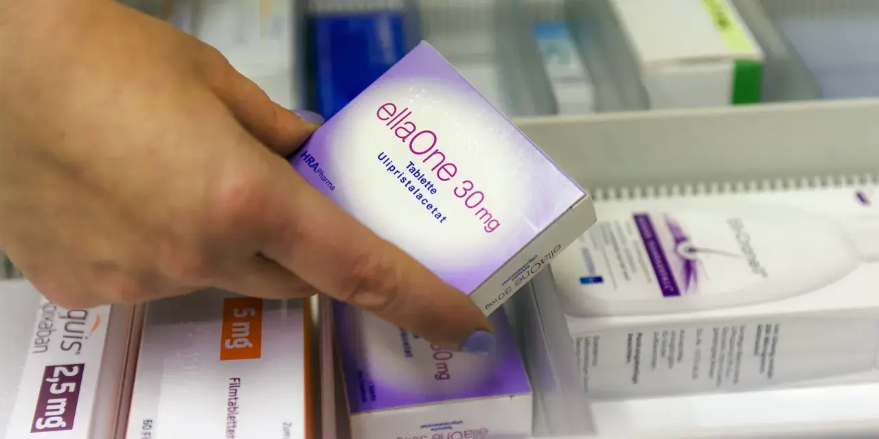 Hand greift nach ellaOne 30mg Tablette. Informationen zu ellaOne Nebenwirkungen sind auf der Packung zu finden.