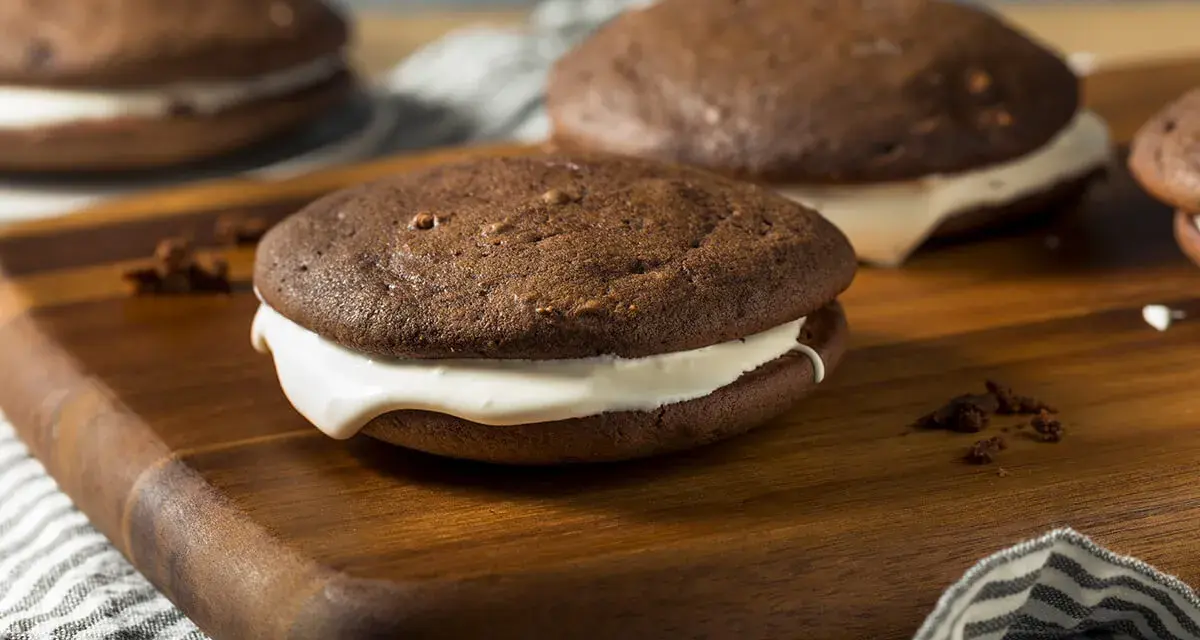 Pyszne, czekoladowe ciastka z kremowym nadzieniem, przypominające kultowe Oreo. Idealne na deser.