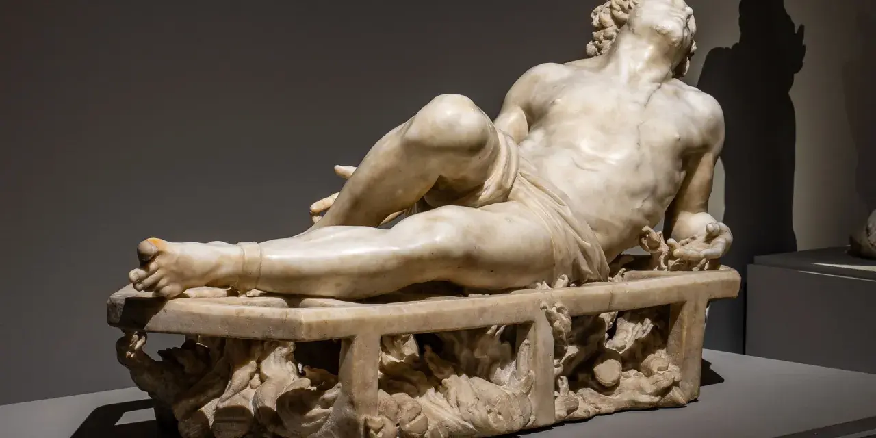 Sculpture en marbre d'un homme allongé, une des œuvres d'art de Le Bernin, capturant la douleur et la passion.