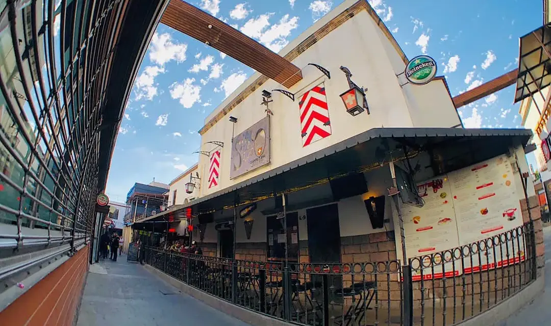 Descubre el Sótano Suizo Tijuana: Fondue y Chamorro desde 1986