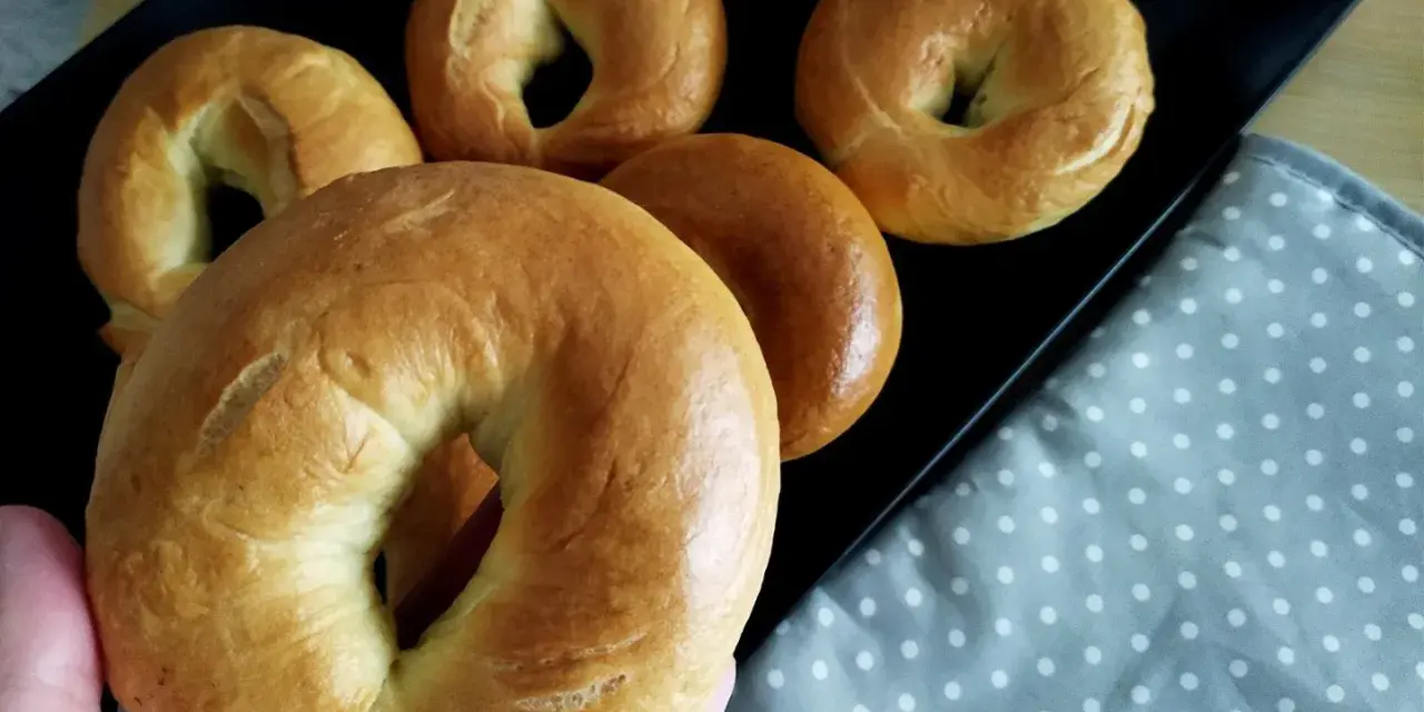 Świeżo upieczone bajgle, idealne na śniadanie. Prosty bajgle przepis, który każdy może wypróbować.
