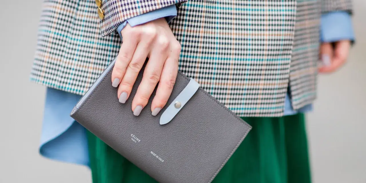 Manicure grigia in pendant con la borsa, un'idea su come abbinare lo smalto ai vestiti con un blazer a quadri e gonna verde.