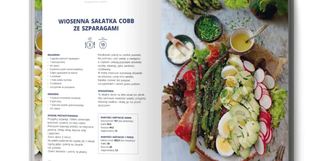 Wiosenna sałatka Cobb ze szparagami, jajkiem, awokado i rzodkiewką.