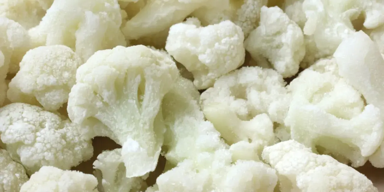 Gefrorene Blumenkohlröschen, bereit für die Lagerung. Perfekt für schnelles Kochen und gesunde Mahlzeiten. Blumenkohl einfrieren spart Zeit und Geld.