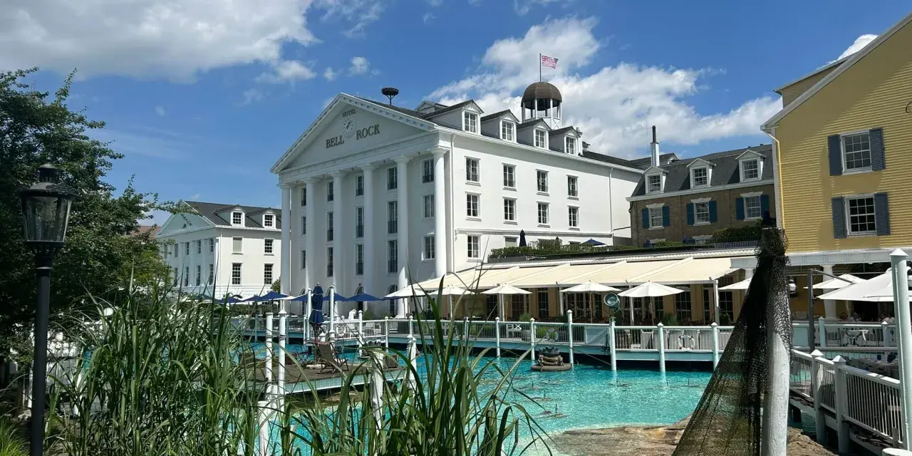 Das Hotel Bell Rock im Europa-Park, mit seiner weißen Fassade und Säulen, lädt zum Verweilen ein. Welches Hotel im Europa-Park ist das beste? Dieses hier sieht vielversprechend aus!
