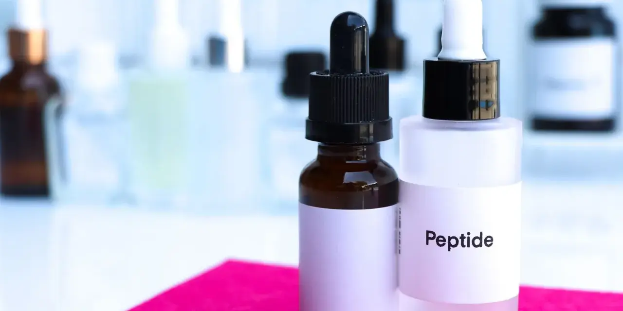 Dwie buteleczki z pipetkami, jedna z napisem "Peptide". Pamiętaj, że peptydy miedziowe z czym nie łączyć, by uniknąć podrażnień.