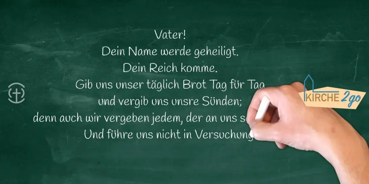 Kreidetafel mit Teilen des Vaterunsers. Eine Hand schreibt "Vater! Dein Name werde geheiligt. Dein Reich komme. Gib uns unser täglich Brot Tag für Tag und vergib uns unsre Sünden; denn auch wir vergeben jedem, der an uns s Und führe uns nicht in Versuc...