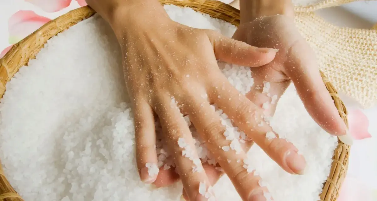 Mani immerse in sali di epsom, un trattamento rilassante ma attenzione alle controindicazioni.