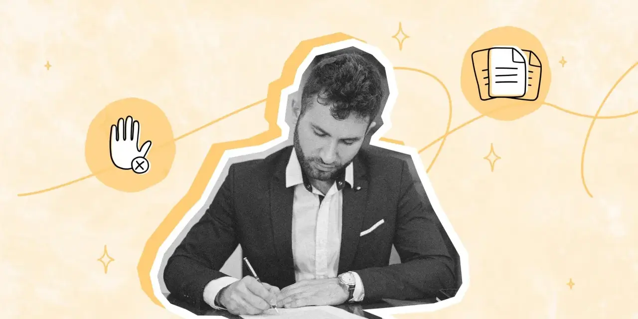 Un homme signe un document, symbolisant la fin d'un contrat. L'image évoque le régime social et l'indemnité de rupture conventionnelle.