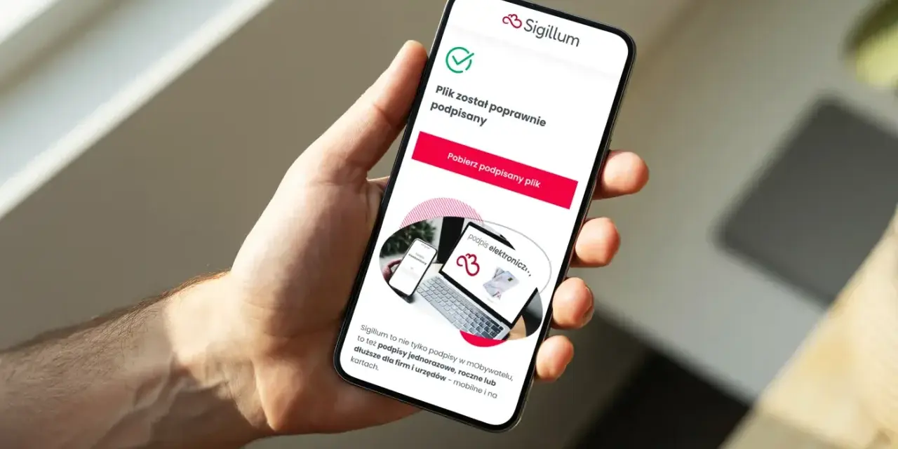 Dłoń trzyma smartfon z potwierdzeniem podpisu elektronicznego. Sigillum oferuje podpisy dla każdego obywatela.