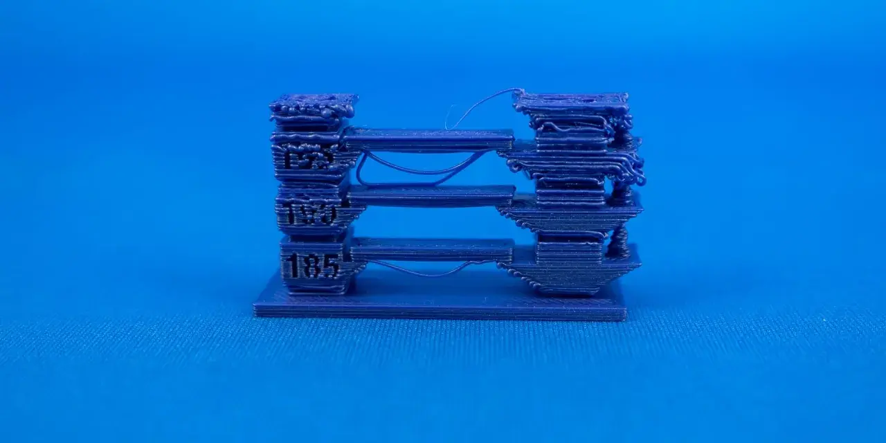 Test wydruku 3D z PLA, pokazujący różne poziomy temperatury. Widać niedoskonałości wynikające z nieodpowiedniej pla temperatura.
