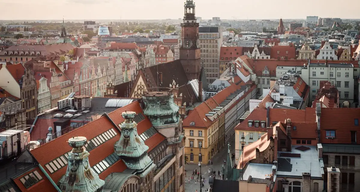 Widok na wrocławski rynek z wieżą ratuszową. Idealne miejsce na weekendowe atrakcje i odkrywanie urokliwych zakątków.