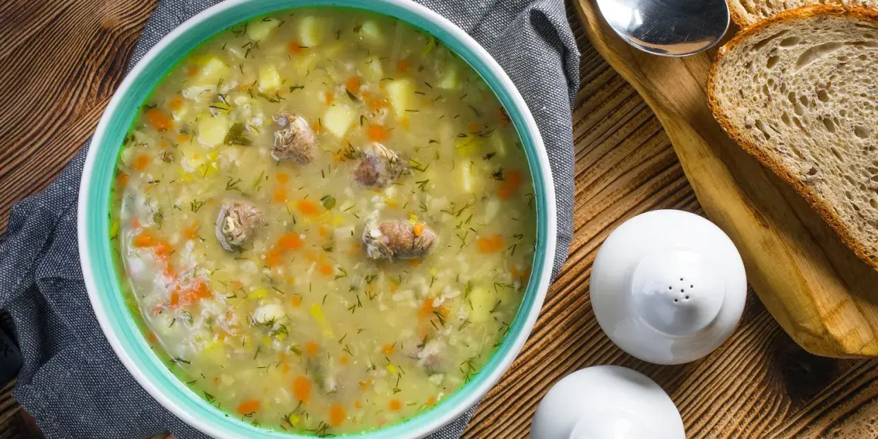 A miseczka parującego krupniku, pachnącego jak zupa krupnik przepis babci. Ziemniaki, marchewka i mięso w aromatycznym bulionie.