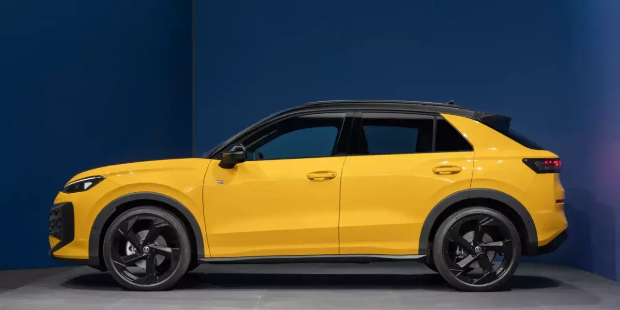 Nowy żółty Volkswagen T-Roc z czarnym dachem, widziany z boku.