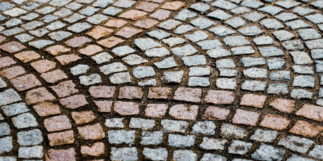 Czym pomalować kostkę brukową, aby uzyskać trwały efekt kolorystyczny?
