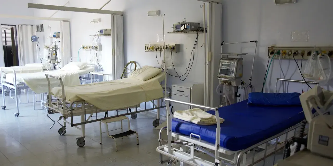 Sale łóżek szpitalnych, gotowych na przyjęcie pacjentów. To miejsce, gdzie zaczyna się droga do trzeźwości, jak w ośrodku zamkniętym dla alkoholików.