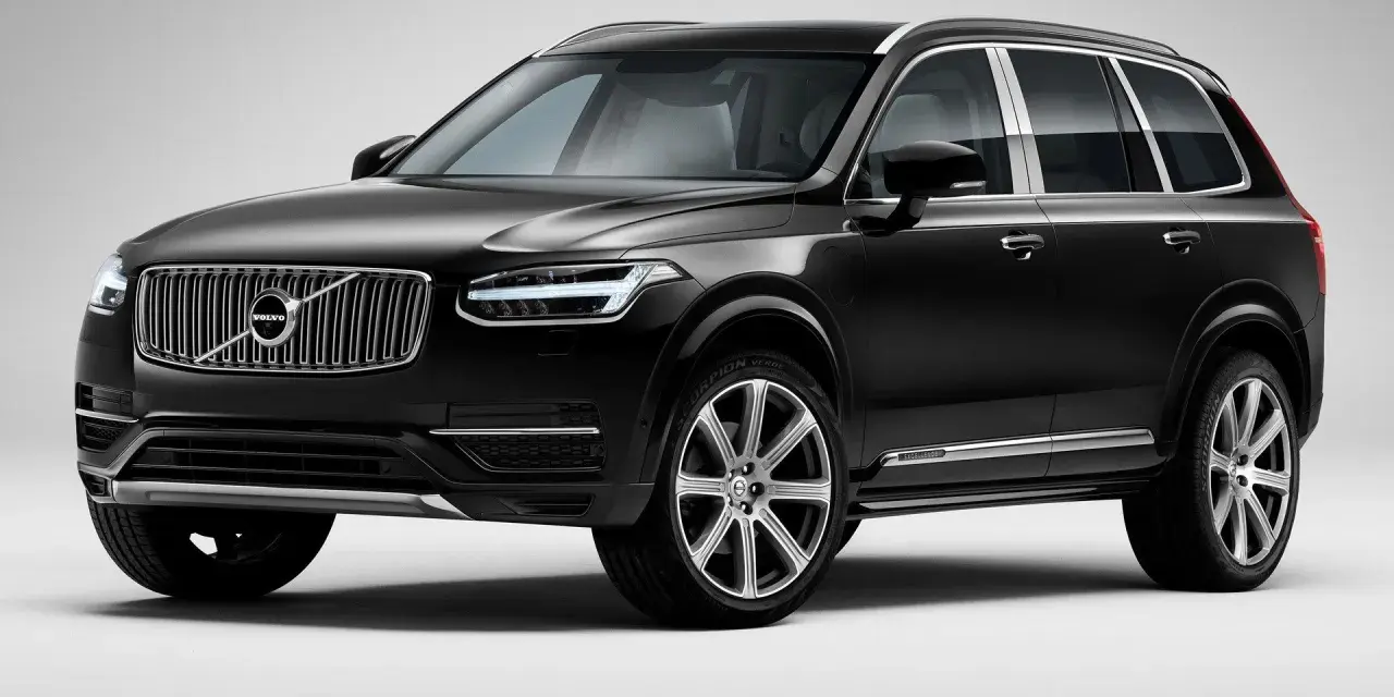 Elegancki czarny Volvo XC90 na tle jasnego tła. Sprawdź aktualną volvo xc90 cena i wyposażenie.