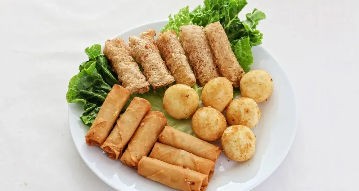 Talerz z sajgonkami, kulkami ryżowymi i warzywami, idealny do przepisów z House of Asia.