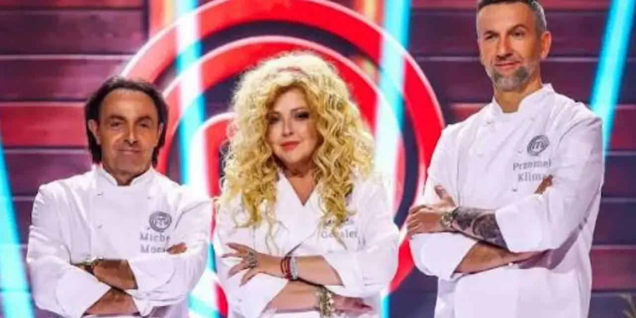 Trzech jurorów MasterChef: Michel Moran, Magda Gessler i Przemysław Klimsa, w białych fartuchach, z rękami skrzyżowanymi na piersi.