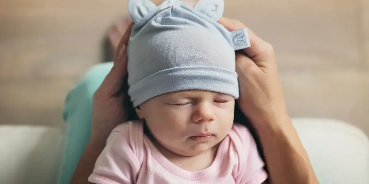Czapka czy opaska dla niemowlaka? Kiedy co wybrać? Poradnik