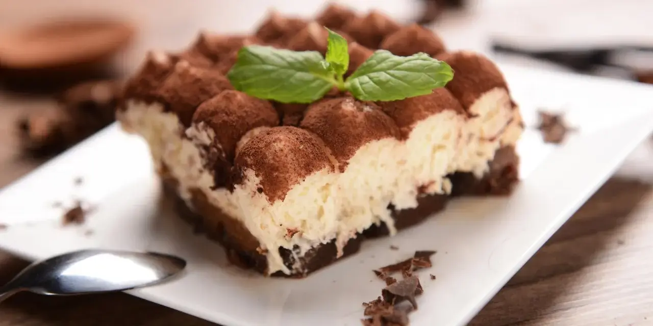 Pyszne tiramisu, posypane kakao i udekorowane miętą. Idealne na deser, choć warto pamiętać o jego tiramisu kcal.