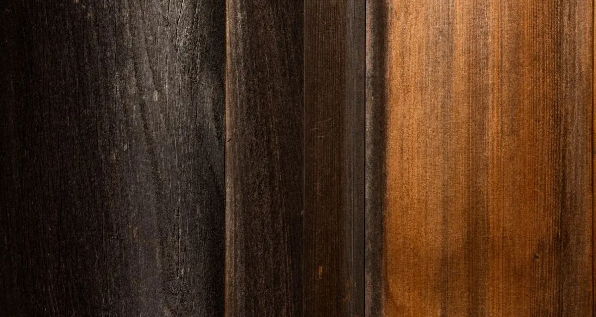 Opalane drewno, od ciemnego po jasny brąz. Zastanawiasz się, czym pomalować opalane drewno? Wybierz odpowiedni preparat.