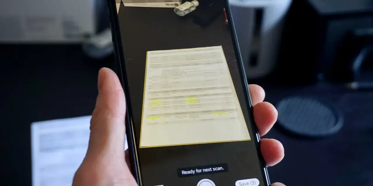 En hand håller en iPhone för att scanna ett dokument. Skärmen visar en förhandsgranskning av det skannade dokumentet och alternativ för att avbryta eller spara.