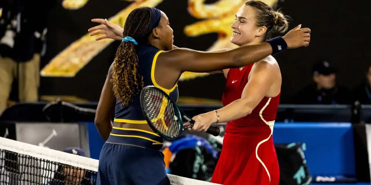 Coco Gauff y Sabalenka se abrazan en la cancha tras un emocionante partido.
