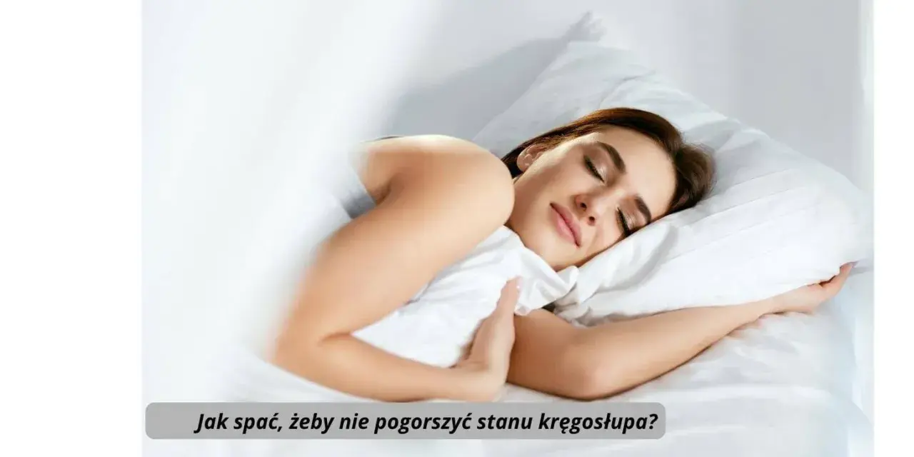 Kobieta śpi na boku, przytulając poduszkę. Dowiedz się, jak spać, by nie pogorszyć stanu kręgosłupa.