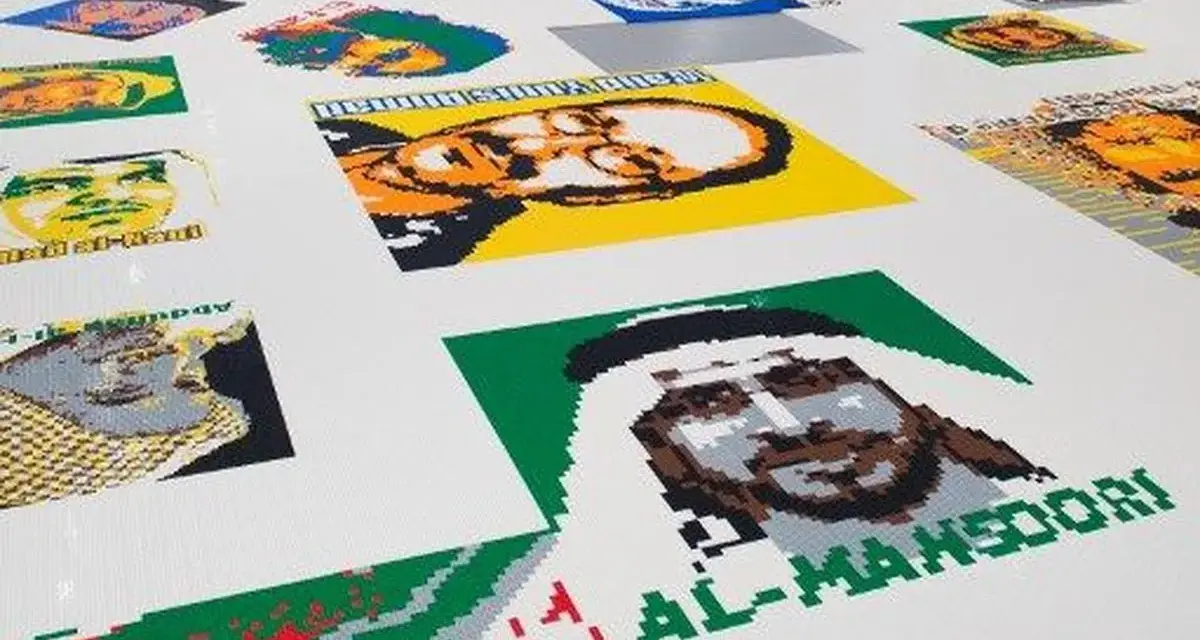 Portraits de personnalités réalisés en briques Lego, dans le style d'Ai Weiwei. L'œuvre est étendue sur un sol blanc.