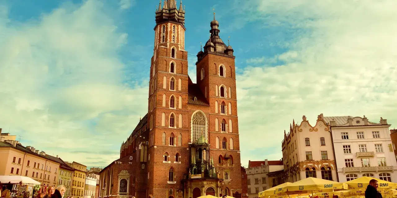 Rynek Główny w Krakowie z Bazyliką Mariacką. Idealne miejsce na inspiracje dla przyszłych studentów studiów graficznych Kraków.