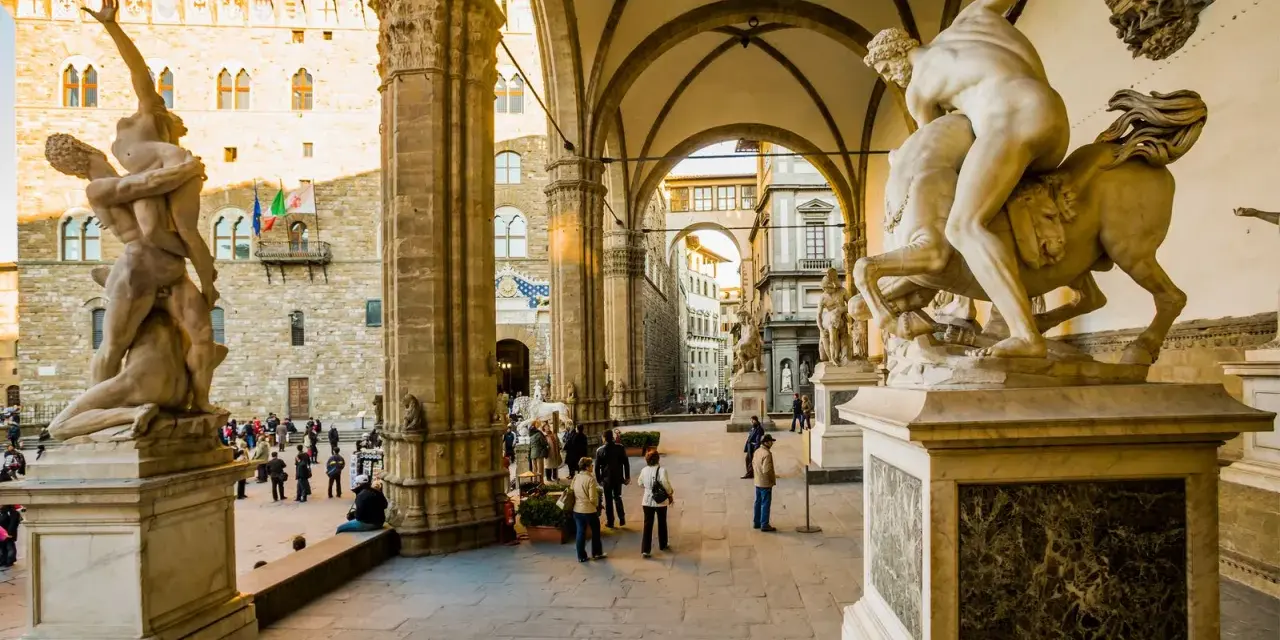 Statue di Firenze: il Perseo di Cellini e il Ratto delle Sabine, tra le cose particolari da vedere.