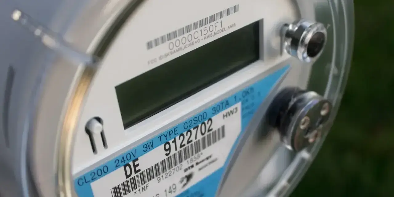 Zbliżenie na podlicznik energii elektrycznej z widocznym numerem seryjnym 9122702 i danymi technicznymi.