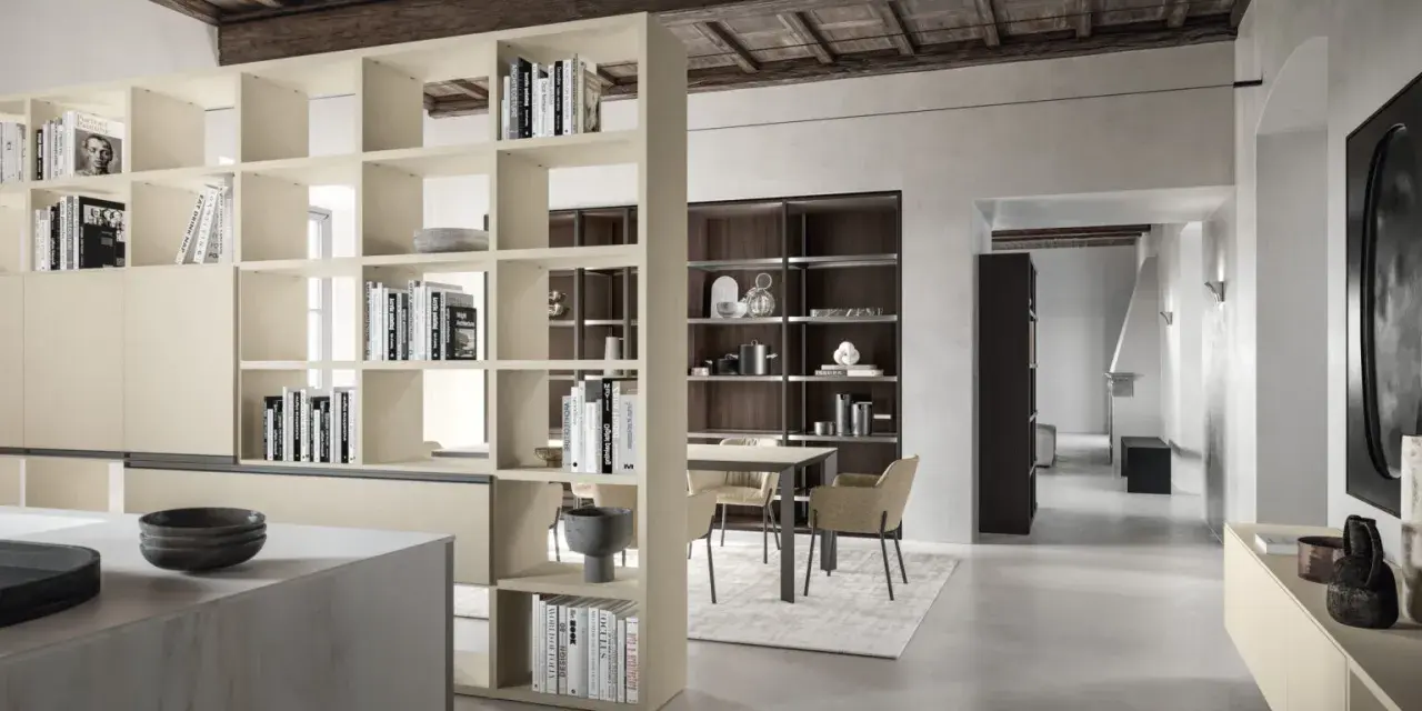 Ingresso con tavolo da pranzo, libreria moderna e arredi eleganti.