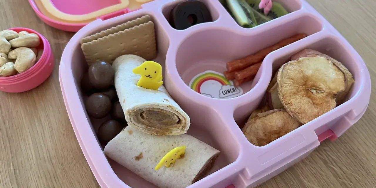 Kolorowe śniadanie dla roczniaka: wrap z żółtym pieskiem, ciasteczka, owoce, orzeszki. Idealne co na śniadanie dla roczniaka!
