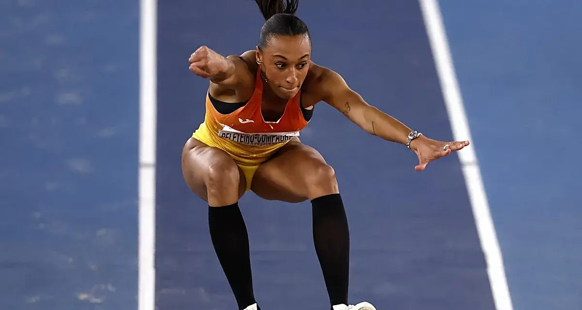 Ana Peleteiro en pleno triple salto, concentrada y en el aire, lista para aterrizar.