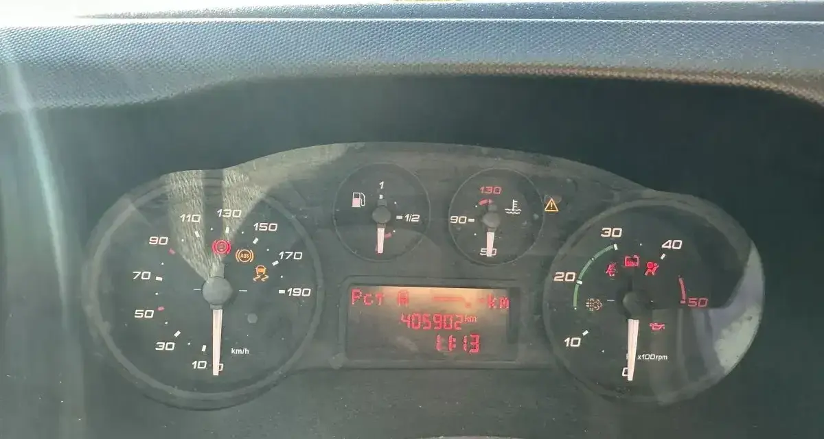 Deska rozdzielcza Iveco z licznikiem kilometrów 405902 km. Wskaźniki pokazują niską prędkość i temperaturę.